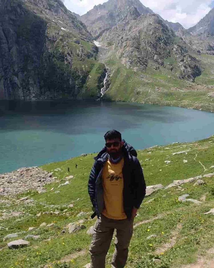 trek leader Raghuvir Bisht trek leader Raghuvir Bisht